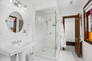 Bathtub, hair dryer, towels - Spacious King Suite in Boutique Inn (Winston-Salem)