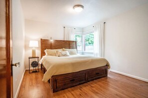 3 makuuhuonetta, työpöytä, silitysrauta/-lauta, ilmainen Wi-Fi