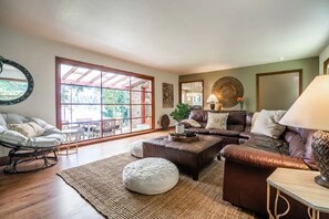 Smart TV, fireplace - 3Bd lake home w/ hot tub & private dock (Lakewood)