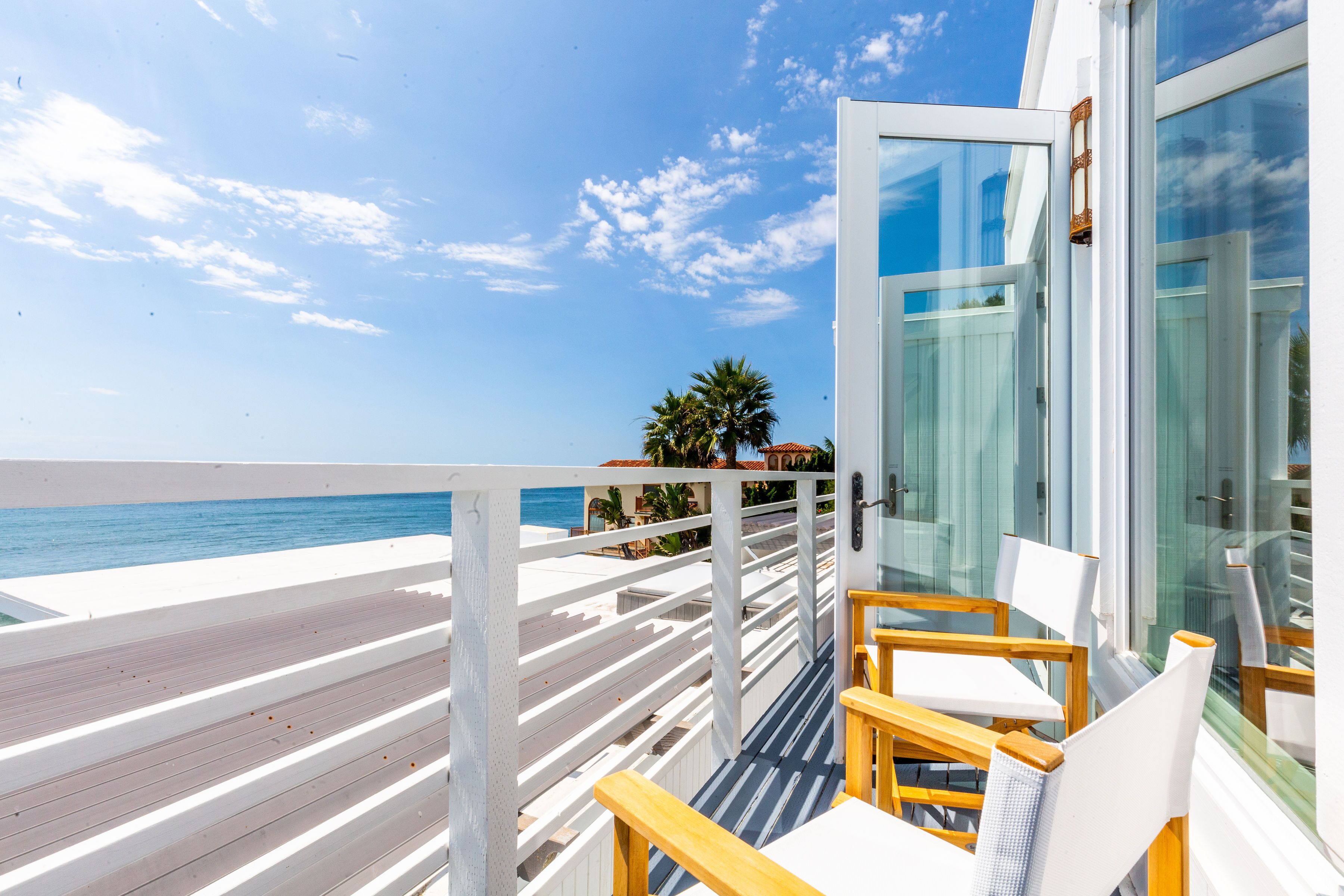 Beachfront Guest Unit w/180 Degree Ocean Views, Private Parking, Fully Stocked