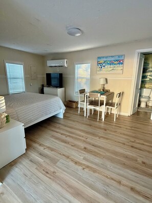 1 bedroom, free WiFi, bed sheets - PALM COTTAGE sleeps 4. Fall and Holiday season at Hidden Hammock. (Summerland Key)