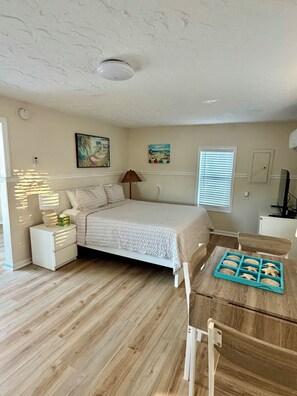 1 bedroom, free WiFi, bed sheets - PALM COTTAGE - Sleeps 4  summer fun ..lobster season.   (Summerland Key)
