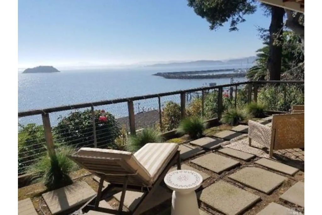 GORGEOUS BAYSIDE BUNGALOW WITH PRIVATE TERRACE