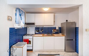 Refrigerador, parrilla de estufa y utensilios de cocina 