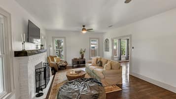 Televisión y chimenea