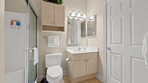 Combined shower/tub, towels, shampoo