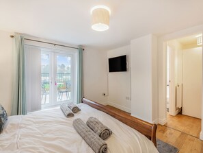 3 bedrooms, free WiFi, bed sheets