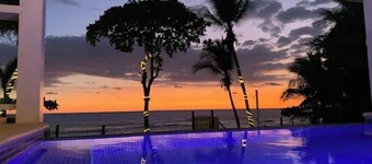 Backyard Beach House: Oceanfront Luxury 5 Bdr