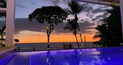 Backyard Beach House: Oceanfront Luxury 5 Bdr