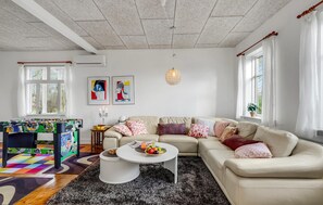 Een open haard, een dvd-speler en tafelvoetbal