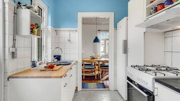 Frigorífic, forn, placa de cuina i cafetera i tetera