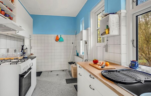 Frigorífico, horno, placa de cocina y cafetera o tetera