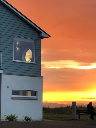 Lovely two bedroom home right by Nairn Beach!