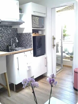 Réfrigérateur, micro-ondes, four, plaque de cuisson