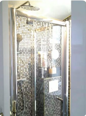 Dusche, Haartrockner, Handtücher, Seife