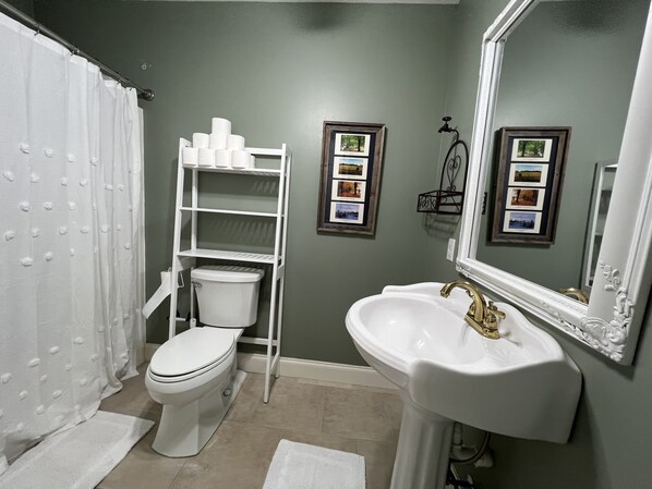 Ensemble douche/baignoire, serviettes fournies, savon, papier toilette