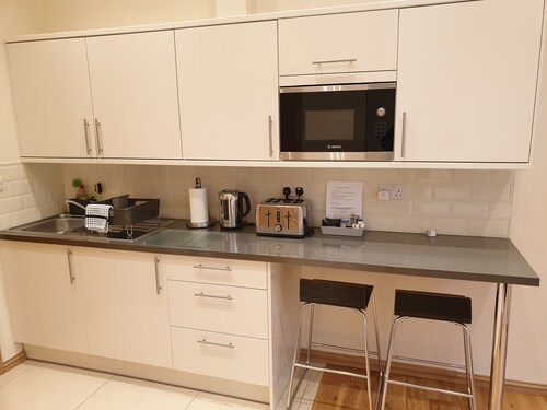 London Luxury Studio Flat 4 mins to Ilford Stn with FREE parking
