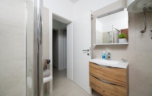 Shower - Beautiful apartment in Medulin with swimming pool (Medulin)