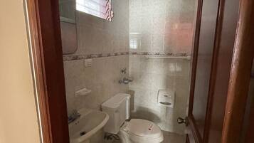 Family Room | Bathroom | Shower, towels, soap