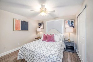 2 habitaciones, escritorio y tabla de planchar con plancha 