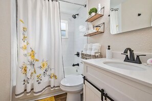 Ensemble douche/baignoire, sèche-cheveux, serviettes fournies, savon