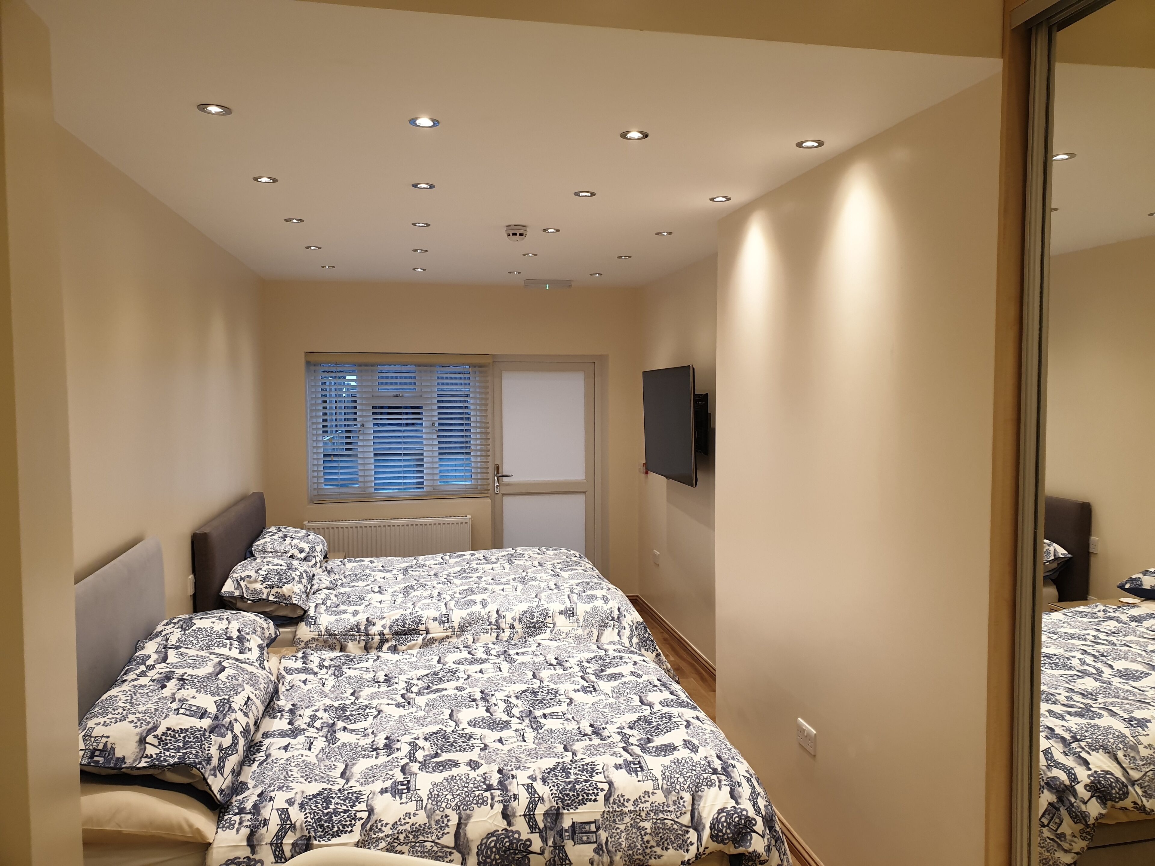 1 habitación, caja de seguridad en la habitación y escritorio 