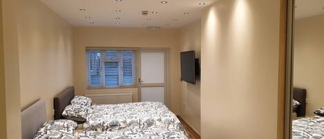 1 habitación, caja de seguridad en la habitación y escritorio