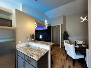 Interior - Luxury 3BR Home, Comfy 🛌, WiFi, Quiet, Near (Boise)