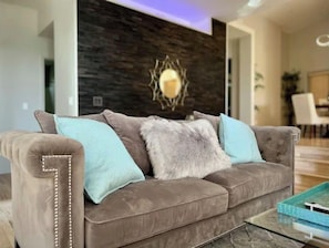 Smart TV, fireplace, books, music library - Luxury 3BR Home, Comfy 🛌, WiFi, Quiet, Near (Boise)