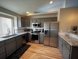 Fridge, microwave, oven, stovetop - Luxury 3BR Home, Comfy 🛌, WiFi, Quiet, Near (Boise)