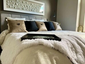 3 bedrooms, desk, iron/ironing board, travel crib - Luxury 3BR Home, Comfy 🛌, WiFi, Quiet, Near (Boise)