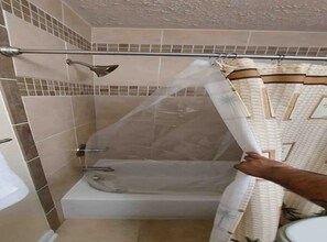 Ensemble douche/baignoire, serviettes fournies, savon, papier toilette