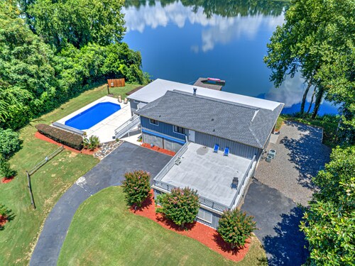 Masters and Corporate extended stay with River water views on 3 acres of privacy