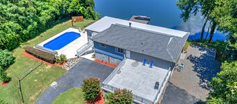 Masters and Corporate extended stay with River water views on 3 acres of privacy