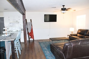 Smart TV - High Plains Hideaway-Cozy and convenient to TTU, LCU, Medical District and more! (Lubbock)