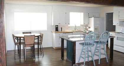 High Plains Hideaway-Cozy and convenient to TTU, LCU, Medical District and more!