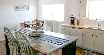 High Plains Hideaway-Cozy and convenient to TTU, LCU, Medical District and more!