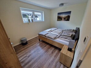 2 bedrooms, desk, iron/ironing board, free WiFi - First floor apartment with kitchen & Netflix (Westoverledingen)