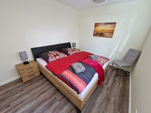 2 bedrooms, desk, iron/ironing board, free WiFi - First floor apartment with kitchen & Netflix (Westoverledingen)