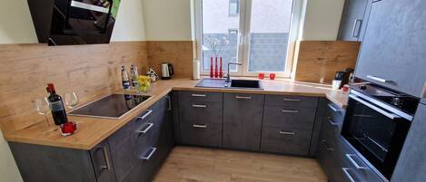 Køleskab, mikrobølgeovn, ovn, kogeplade