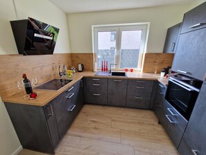 Een koelkast, een microgolfoven, een oven, een kookplaat