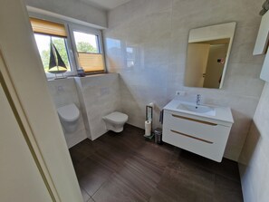 Shower, hair dryer, bidet, towels - First floor apartment with kitchen & Netflix (Westoverledingen)