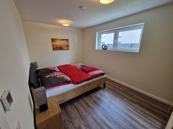 2 bedrooms, desk, iron/ironing board, free WiFi - First floor apartment with kitchen & Netflix (Westoverledingen)