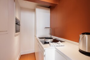 Fridge, oven, stovetop