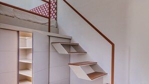 Eine moderne Treppe mit Holzbeschlägen und einem geometrischen Design.