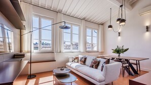 Ein modernes Wohnzimmer mit einer Couch, einem Couchtisch und einem Esstisch.