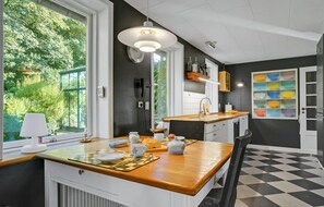 Fridge, stovetop, dishwasher - 5 bedroom awesome home in Erslev (Erslev)