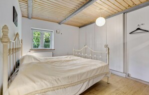 6 bedrooms, travel crib, free WiFi