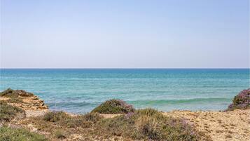 Una spiaggia nelle vicinanze, pesca