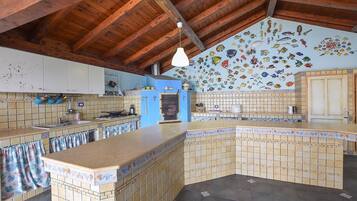 Frigorifero, forno, piano cottura, lavastoviglie